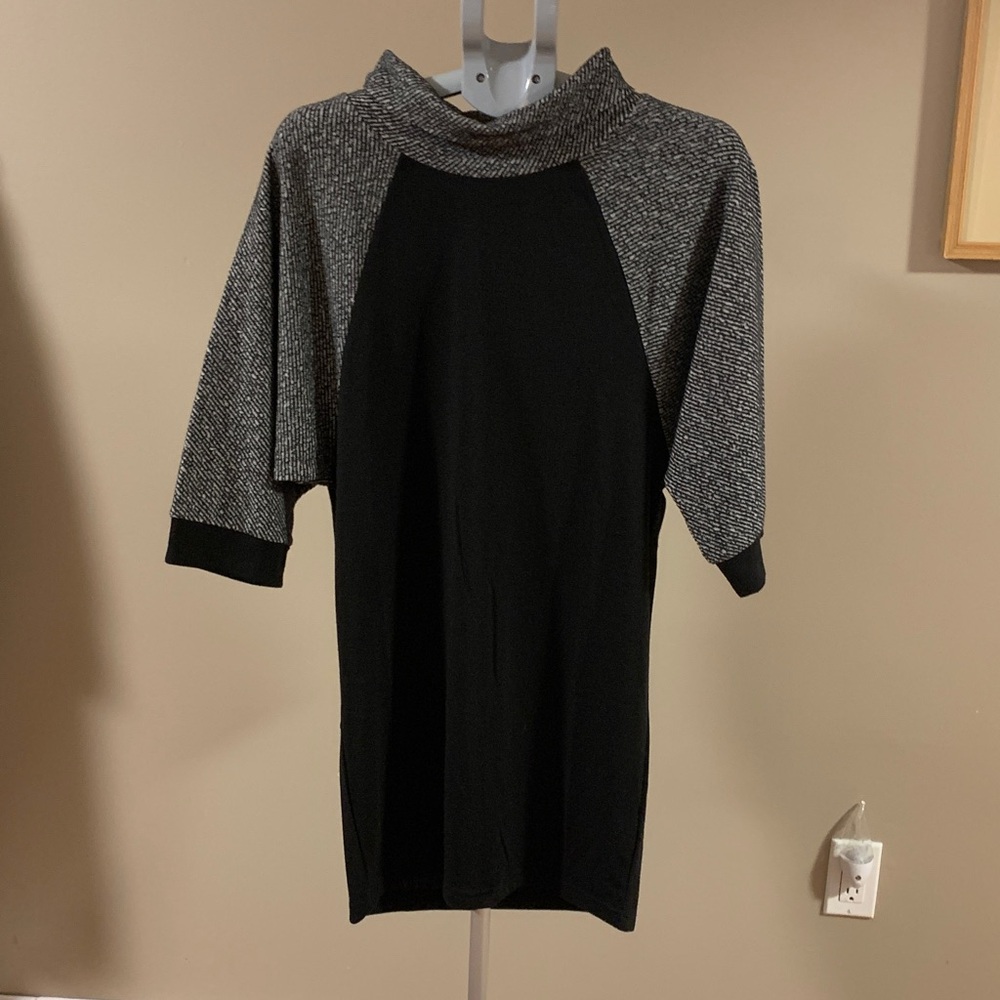 Red Coral Raglan Sleeve Black and White Dress Women's Size Small